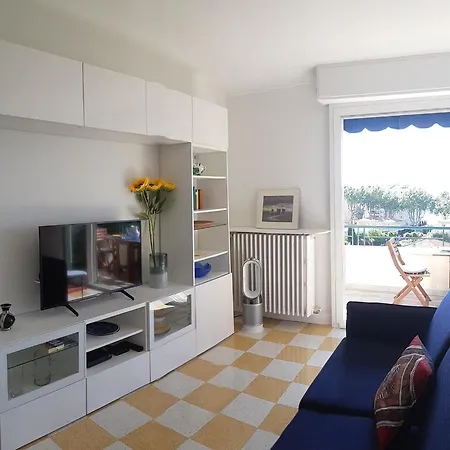 Neptune 5, Floor Studio, Sea View