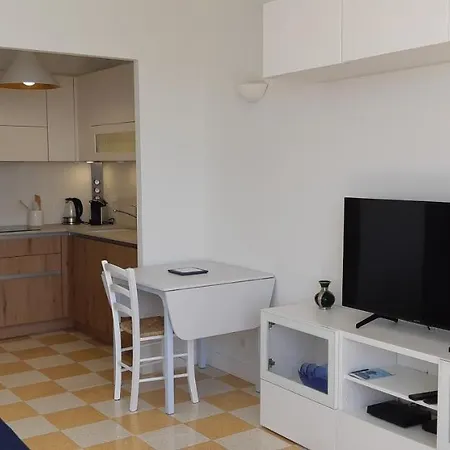 Neptune 5, Floor Studio, Sea View