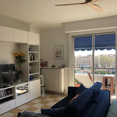 Neptune 5, Floor Studio, Sea View Διαμέρισμα Μεντόν