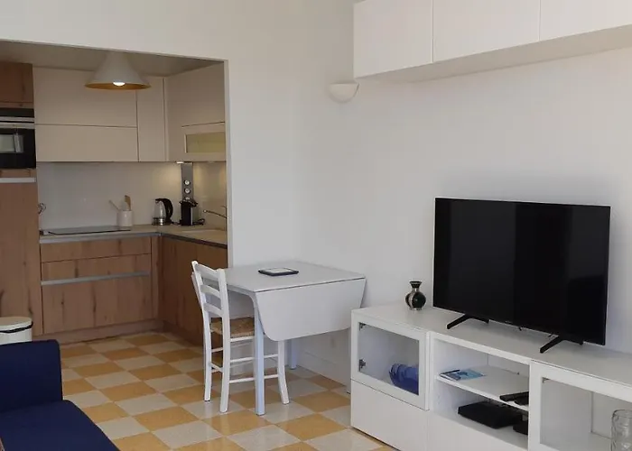 Neptune 5, Floor Studio, Sea View