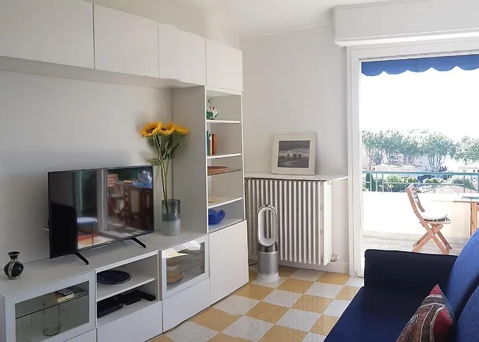 Neptune 5, Floor Studio, Sea View