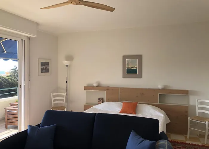 Neptune 5, Floor Studio, Sea View