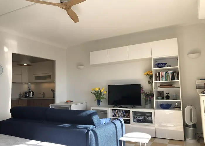 Neptune 5, Floor Studio, Sea View